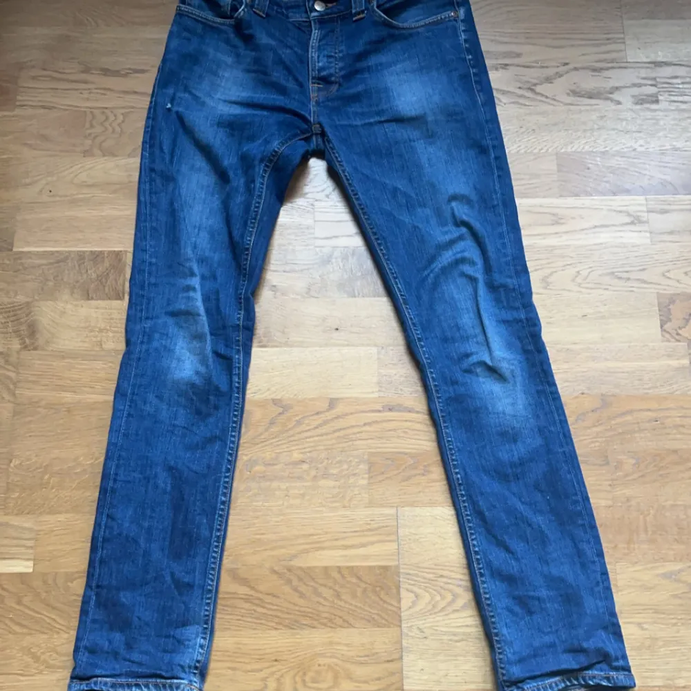 Säljer ett par snygga blå jeans från Nudie Jeans i storlek W30 L32. De har en klassisk femficksdesign och är i utmärkt skick!. Jeans & Byxor.