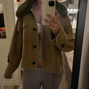 Meotine jacka - Säljer min kamouflage gröna Meotine jacka på grund av att den inte kommer till användning längre. Har använt den ett få tal gånger är därför i väldigt bra skick. Den är liten i storleken. Pris kan diskuteras 😇