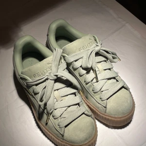 Puma x Fenty sneakers - Säljer ett par snygga mintgröna sneakers från Puma x Fenty i bra skick. väldigt lika Adidas campus!! Endast använda 2 ggr, lite smutsiga baktill och på insidan men det borde gå bort om man försöker lite😊Storlek 40 och väldigt sköna! Hör av dig vid frågor🙌