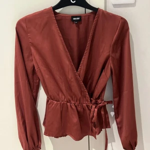 Blus - En härlig färg som passar till julen. Skön att ha på sig. Använd endast 2-3 gånger.