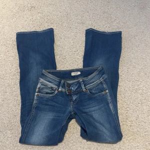 Blå jeans med låg midja - Säljer ett par snygga blå jeans som är utsvängda med låg midja. Om ni har egna frågor eller vill ha bilder med de på är det bara att skriva💞💞