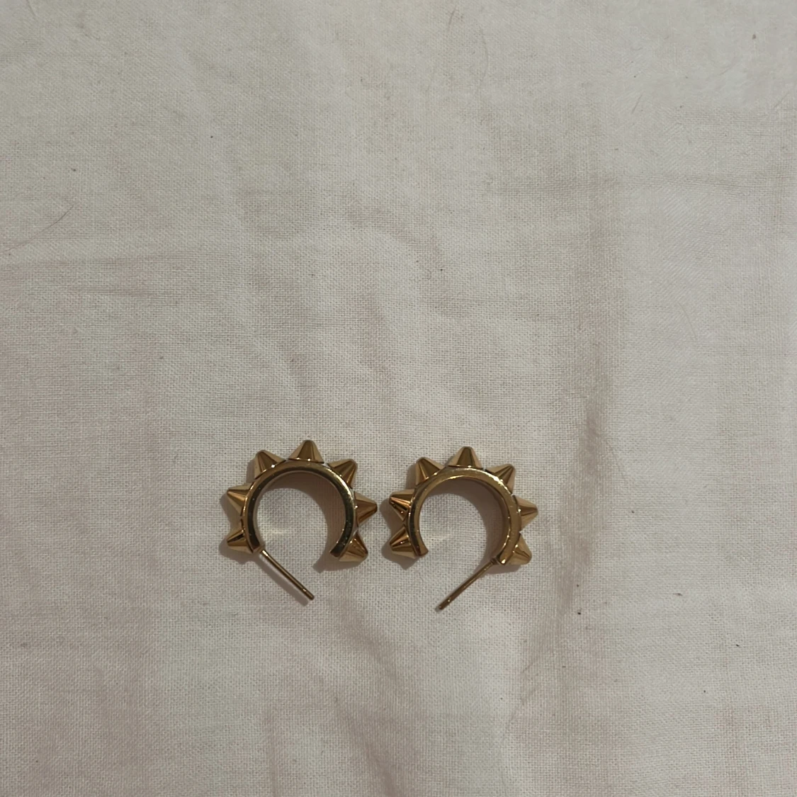 Guldiga örhängen och ring med nitar - 92