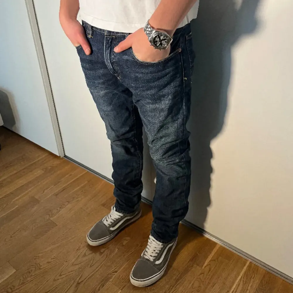 Mörkblåa Polo Ralph Lauren Jeans i storlek 31/32     Modellen är 183  skick:9/10 inga större synligheter på användning förutom pyttesmå slitningar.      Pris kan diskuteras.   Skriv om frågor. Jeans & Byxor.