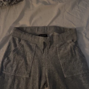 Juciy couture byxor grå - Säljer ett par superbekväma grå mjukisbyxor från Juicy Couture. Aldrig andvänd pga för små
