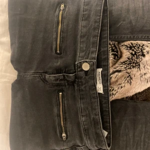 Coola jeans - Säljer jättesnygga jeans från Pull&Bear i storlek 36.