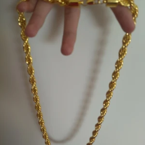 Cordell 10mm tjock  - En guld färgad cordell kedja som är 10 mm I tjocklek och väger runt 250 gram aldrig använd, inte min still alls skicka gärna prisförslag vill bli av med den