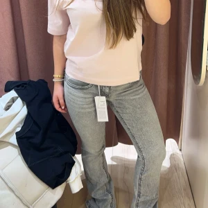 Grå  yk2 jeans bootcut  - Säljer ett par snygga grå jeans med bootcut. De är i mycket bra skick och använda max 5 gånger. Lite slitna längst ned på byxbenen då de är lite förlånga för mig som är 158 cm.