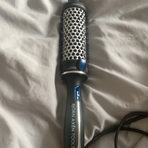 Björn Axén värmeborste - Säljer min värmeborste från Björn Axén som endast kommit till användning ca 5 gånger. Storlek 38mm, kom med prisförslag