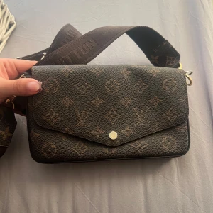 Brun och beige axelväska - Säljer två snygga axelväskor. Den gröna 699kr och bruna 39