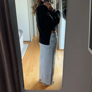 Ljusblå jeanskjol med slits - Säljer en superfin ljusblå långkjol i jeans från Stradivarius, storlek 34. Köpt för 400 och bara använd ett fåtal gånger