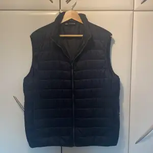 Säljer en stilren Navy Blue quiltad väst från Zara i storlek M. Perfekt för höst och vår, med dragkedja framtill. Västen är i mycket bra skick och finns inte att köpa online. Hör av dig vid minsta fundering!