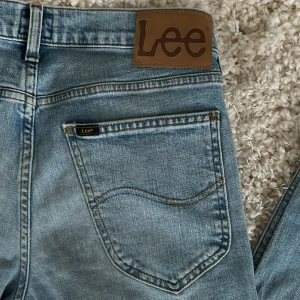 Lee jeans  - Tja, säljer nu dessa feta Lee jeansen. Dem är i riktigt bra skick då dem inte är använda så mycket. Storlek W28/L32, nypris på dessa är 1199kr mitt pris 299kr! Hör gärna av dig!