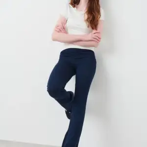 Säljer ett par mörkblå yoga pants ifrån Gina . De är i super skick och har inga hål lösa trådar osv. Skriv för fler bilder eller vid frågor!🩷