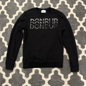 Dondup crew neck - Hej, säljer en dondup crew neck i nyskick! Storleken är S passar dig bra som är mellan 170-180 ich. Dm för mer info eller bilder!🙌🏼