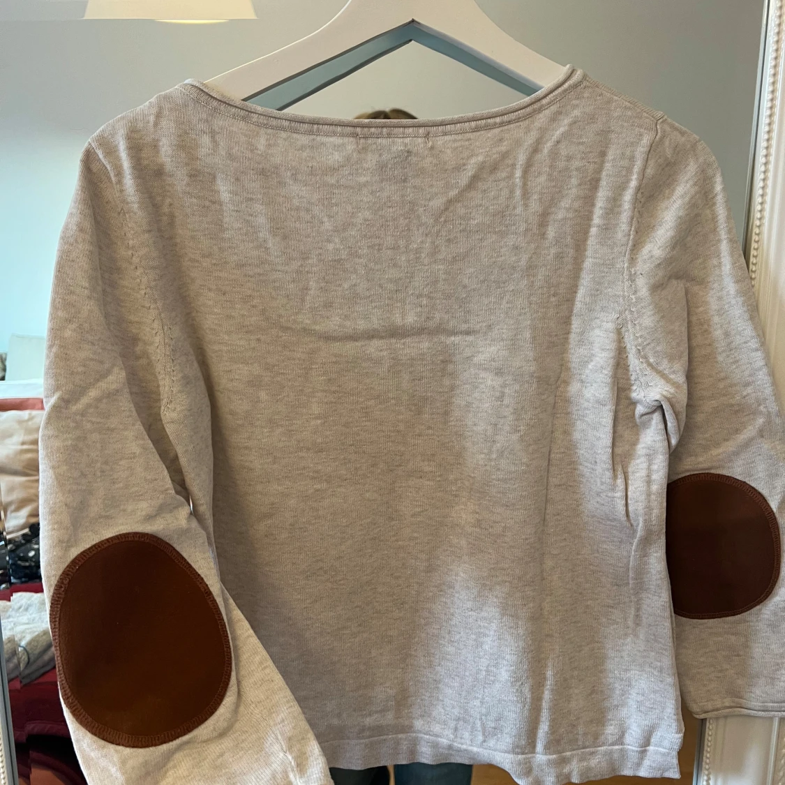 Grå tröja med armbågslappar från H&M - 90