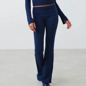 Yoga byxor - Mörk blå yoga byxor från gina, säljer då dom är för stora på mig💙💙