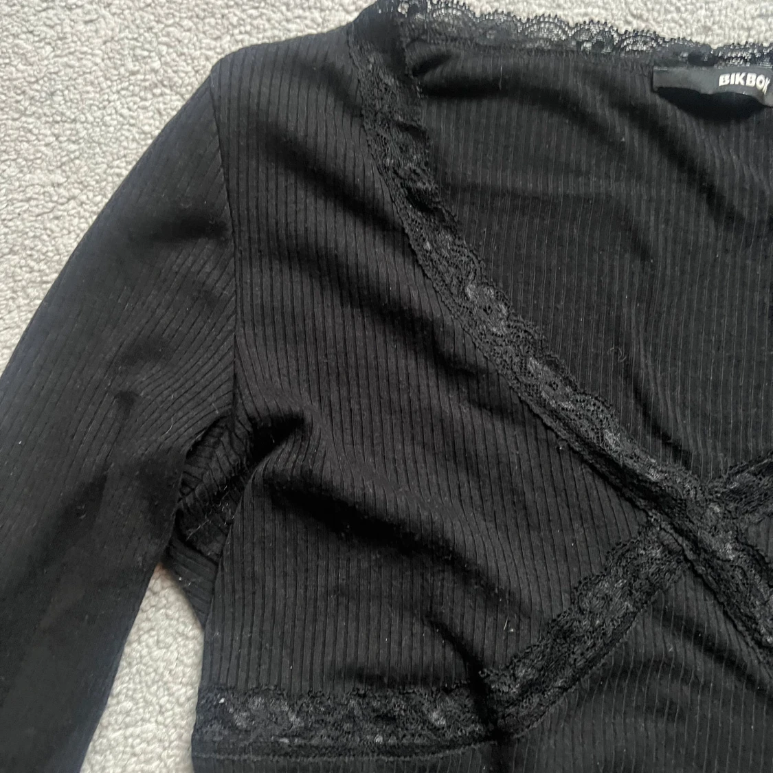 Svart ribbad topp från Bik Bok - 90