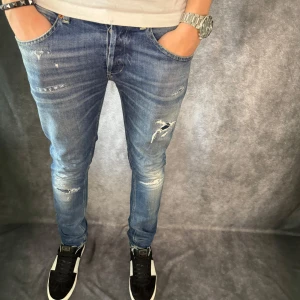 NYA DONDUP GEORGE JEANS - // Nya Dondup George jeans | storlek w32, benlängd: 104cm, midjemått: 42cm | Nypris runt 4000 | Kontakta för fler frågor eller funderingar // Deluxecloset 
