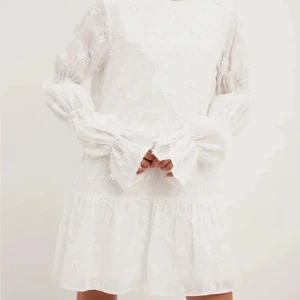 Studentklänning NA-KD - Säljer denna oanvända (köpte denna i två olika storlekar till min student och enbart den i strl 32 kom till användning) studentklänning från NA-KD. Tvättad en gång men som sagt aldrig använd.