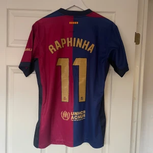 Raphinha  - Helt ny reprint fotbollströja av Barcelona med Raphinha på ryggen.  Storlek Medium 