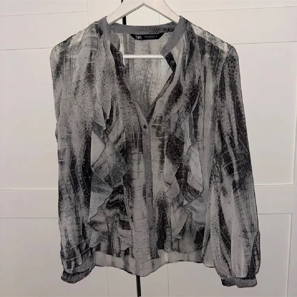 Så fin blus från zara!!! Storlek S men passar XS också skulle jag säga 😍🥰 Kan posta eller mötas i Gbg!!. Puserot.