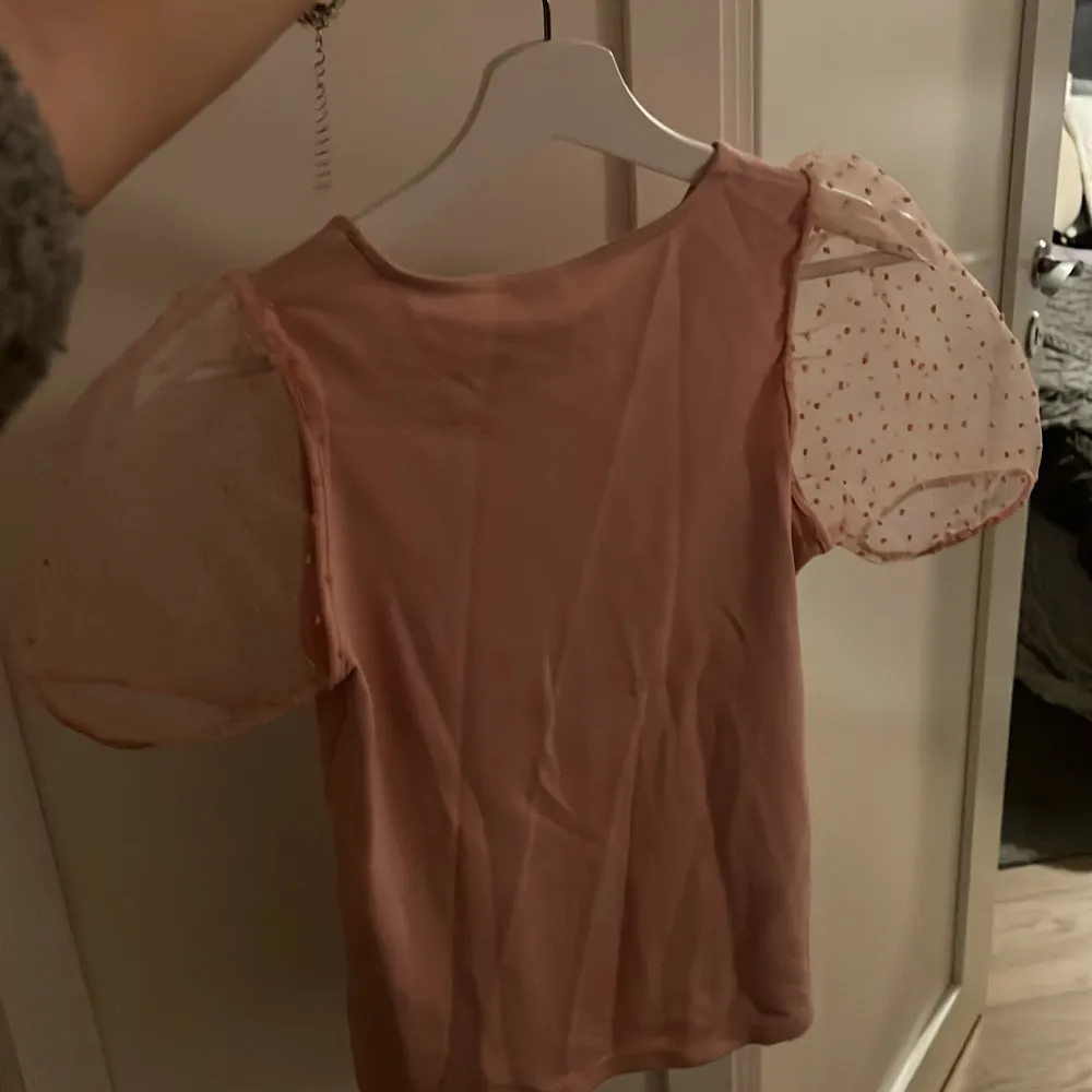 Säljer en superfin rosa topp från Lindex med puffiga, prickiga ärmar i ett transparent material. Perfekt för både vardag och fest! Toppen är i mycket bra skick och passar barn i åldern 10-12 år. 🌸Kontakta mig om frågor & fler bilder🩷Pris kan diskuteras!!. Toppar.