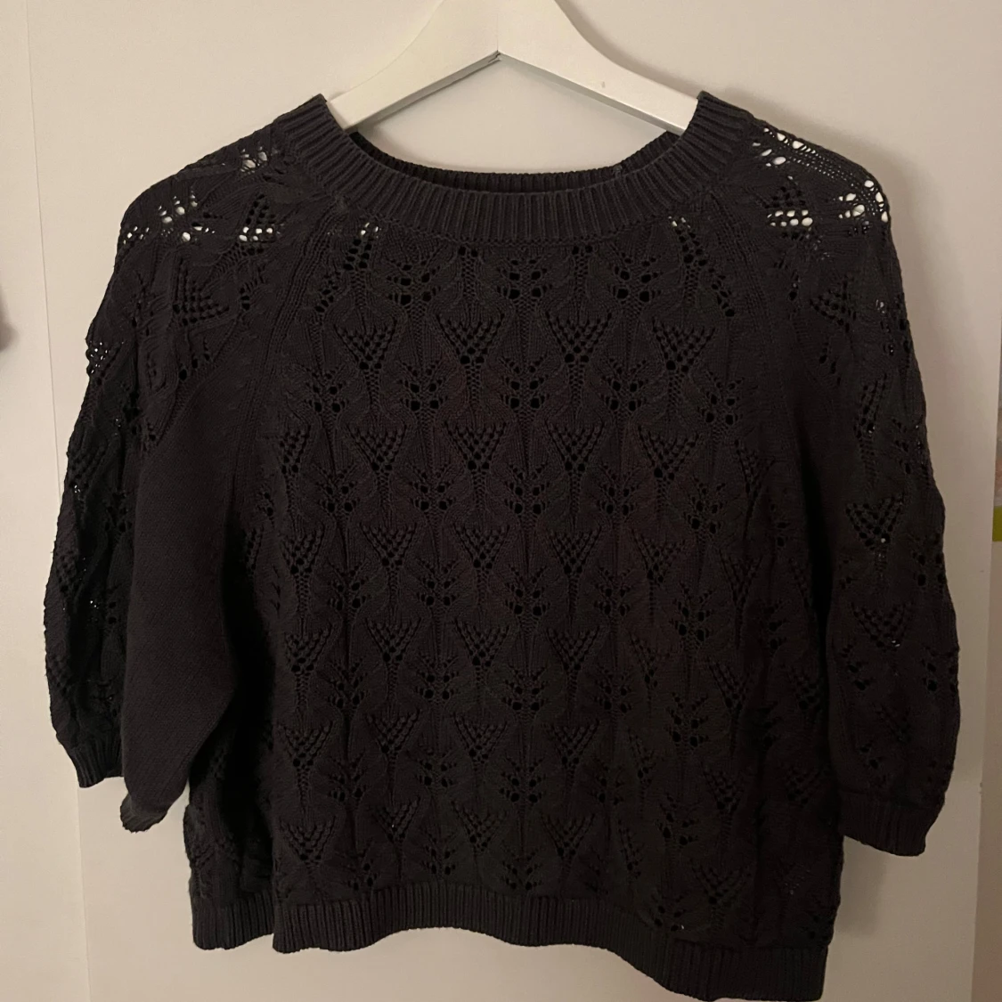 Mörkgrå stickad tröja