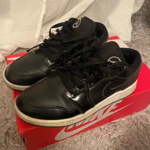 Jordans - Skorna har slitage inuti vid hälen, vid de högsta hålen till skosnören, vid ena tån och på sulorna, därav priset. Säljer för att de är för små. Alla skador syns i bilderna.