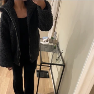 Teddyjacka/vinterjacka - Teddyjacka från Arket i storlek xs 🤍 