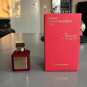 Maison francis kurdijan Baccarat Rouge 540 70ml - Hej, säljer nu min Maison Francis Kurdijan då den inte faller i min smak. Har sprayats cirka 10 gånger och har en lyxig lukt. Har råkat tappa parfymen med boxen så korken på parfymen är tyvärr sönder och går inte att stänga den helt. Kom för frågor och funderingar 