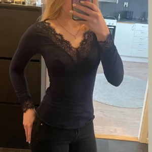 Intimissimi tröja - Snygg mörkblå långärmad topp med spets från intimissimi i strl S (inga defekter) har även en vit och svart som jag kan tänka mig att sälja