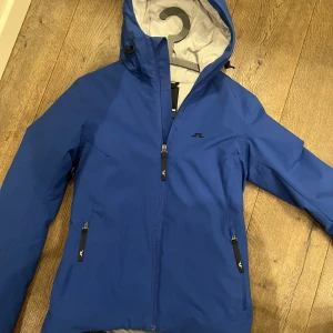 Nytt skidställ från J.Lindberg - Säljer ett jätte fint matchande blått skidställ från J.Lindeberg i mycket bra skick, jackan använd fåtal gånger och byxorna aldrig använda med lapparna kvar! 