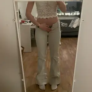 Säljer ett par snygga beige bootcut byxor i mycket bra skick. De är lågmidjade och har en klassisk stil som passar perfekt till både vardag och fest. Byxorna är i ett mjukt och bekvämt material, vilket gör dem sköna att bära hela dagen. Säljer pga att de är för små💘