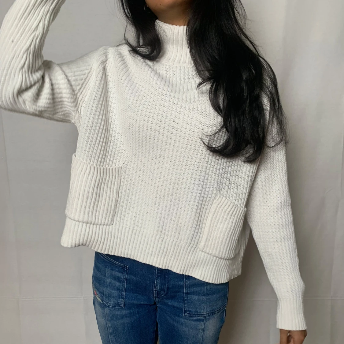 Vit stickad tröja med öppen rygg