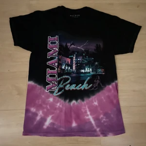 Svart och lila t-shirt med Miami-tryck - storlek S