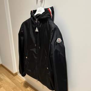 Modell: Moncler Grimpeurs Size: Size 0/XS Cond: 9.5/10 Använd 2-3 gånger. Nypris 9000 kr  Digitalt kvitto finns!