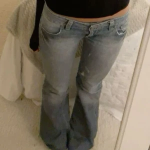 Lågmidjade jeans! - Ljusblå lågmidjade bootcut jeans från märket only! Mått: Midja- 39 (rakt över) Innerbenslängd- 81  Skriv om ni har några frågor💕