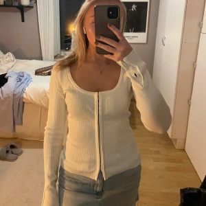 Vit ribbad kofta från NA-KD - Säljer en superfin vit ribbad kofta från NA-KD i storlek Xs. Använd fåtal gånger🤍