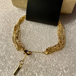 *NY*Lily-Guldpläterat kedjearmband Fr Pilgrim, Julklappstips!  - Lily Guldpläterat kedjearmband  Cool kombination av olika kedjetyper i flera rader 16 cm + 3 cm förlängningskedja Elegant kedjemix med urban känsla 99% Mässing, 1% Plätering, nickel & blyfritt Dansk design, handtillverkat 