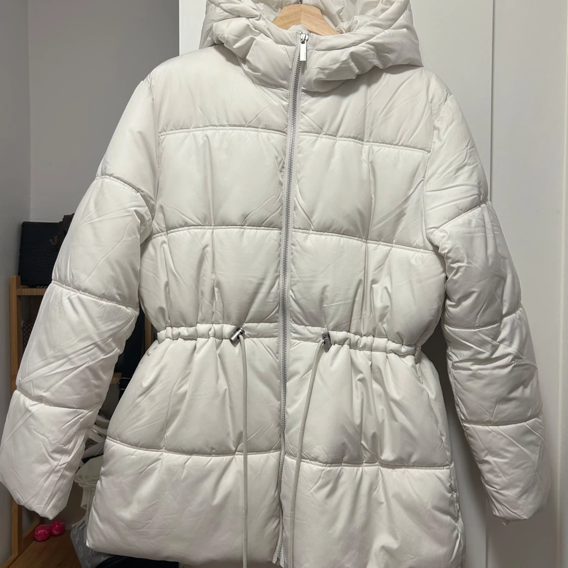Vit pufferjacka med huva