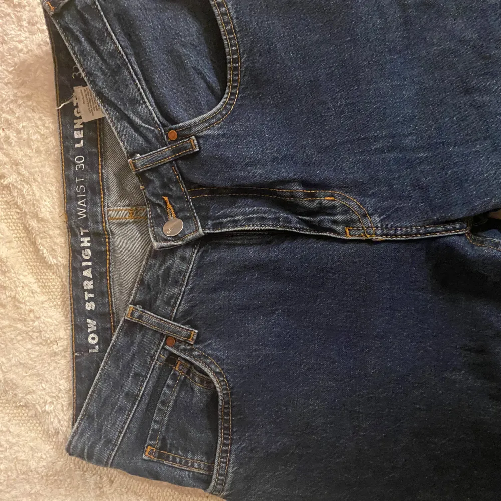 Säljer ett par snygga blå jeans i modellen Low Straight. De har en klassisk femficksdesign och är i bra skick. Perfekta för vardagsbruk med en bekväm passform. Skulle säga att dom är midwaist. Jeans & Byxor.