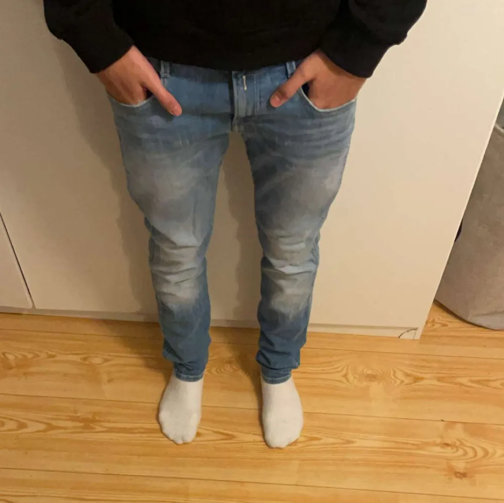 Säljer ett par snygga ljusblå jeans från Replay, modell Anbass. De har en slim fit och är i bra skick, använd ett fåtal gånger. Storlek W30/L32. Nypris cirka 1200 mitt pris 550. Jeans & Byxor.