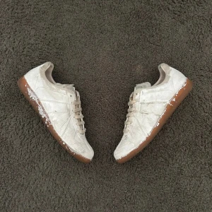 Maison margiela Gats - Säljer dessa sjukt feta gats som använts sparsamt, generellt sjukt feta och bra skick. Skulle säga 7/10. Passar att matcha till allt. Storlek 41. 3499kr. Skriv vid frågor och funderingar🎅📦👟
