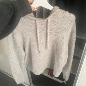 stickad hoodie xs från hm  - säljer denna så fina och sköna gråa stickade hoodien i stl xs från h&m 💓