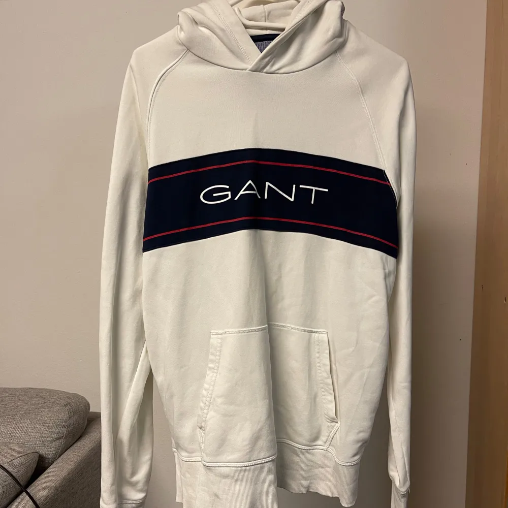 Vit hoodie från Gant! Sparsamt använd, alltså i bra skick!. Hoodies.