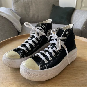Svarta Converse All Star sneakers - Säljer ett par klassiska svarta Converse All Star sneakers i riktigt bra skick. En lätt tvätt och de blir som nya, inget slitage. 