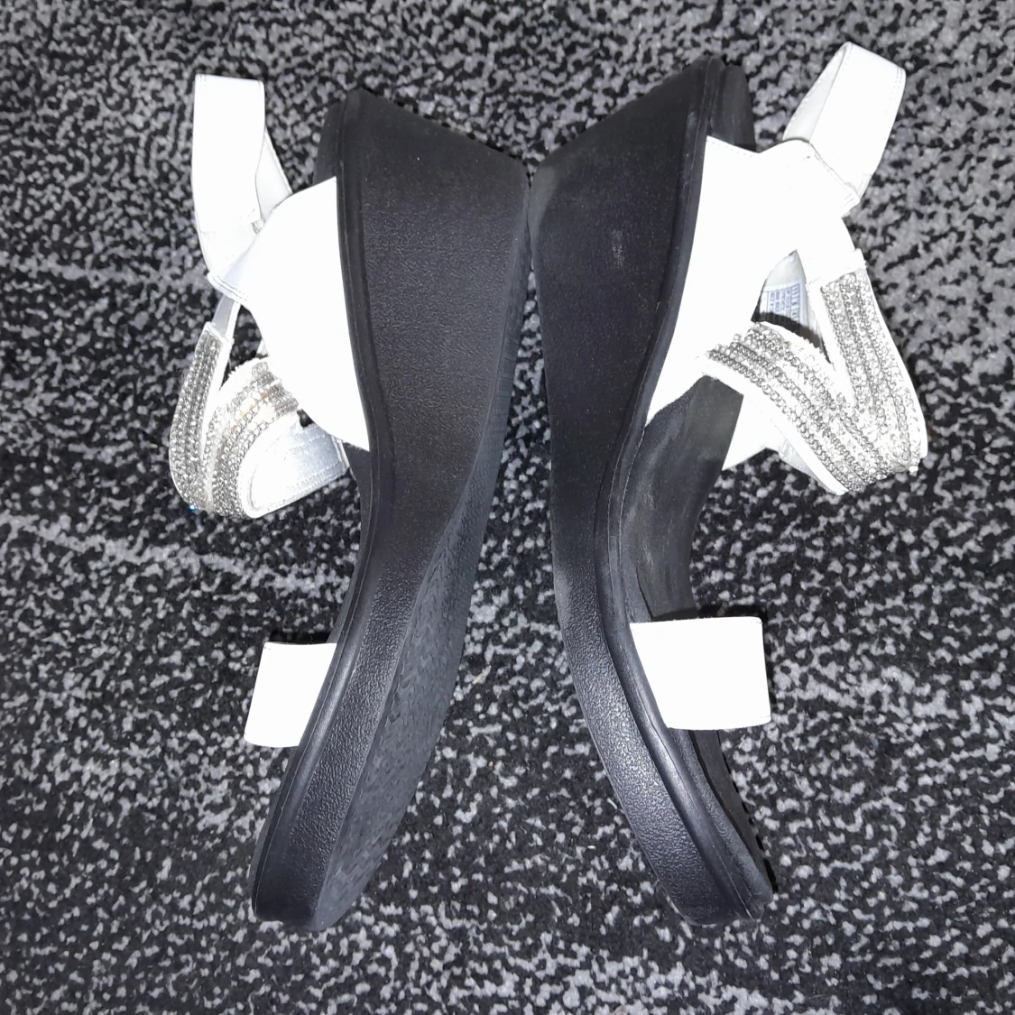 Vita sandaler med glittriga detaljer - 90