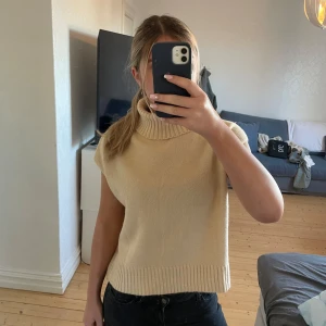 Beige ärmlös polotröja - Beige stickad polotröja, köpt på plick och finns ej lapp så vet ej märke😖 0 defekter och som ny i material