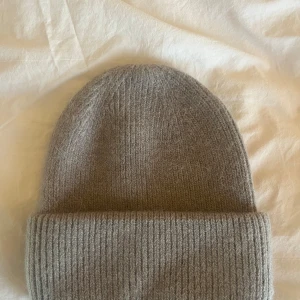 Kaki färgad kasmir mössa - Säljer en kaki färgad kashmir mössa! Aldrig använd💕Köpt på Åhléns. 