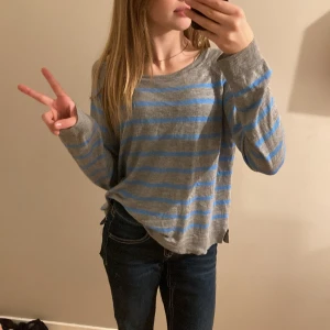 Grå och blå randig tröja från Zara - Säljer en superfin grå och blå randig tröja från Zara. Den är i bra skick och perfekt för både vardag och chill. Tröjan har långa ärmar och en avslappnad passform. Perfekt för höst och vår! 🌟väldigt mysig men ganska tunn. Köpare står för frakten💕